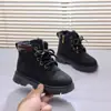 Botas Gruesas de Terciopelo Color Ruibarbo para Niños 2025 Nuevas Botas Cortas Retro para Niños Bebés Botas Cálidas Británicas para Niñas con Forro de Felpa
