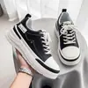2026 Moda Deportiva Casual de Primavera y Otoño Zapatos de Tabla Bajos Zapatos para Jóvenes con Suela Gruesa que Aumentan la Altura Dropshipping