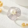 Anillo Geométrico Abierto con Incrustaciones de Circonita y Perlas Estilo Lujo Ligero Moda Anillo de Cobre Base Chapado en Oro Real Anillo para el Dedo Índice