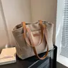 Bolso tote de bloques de color simple y elegante para mujer, nuevo estilo 2026, versátil para la escuela y el trabajo, bolso de hombro casual de gran capacidad