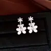 Pendientes con colgante de oso de flor de circón con aguja de plata y esmalte, pendientes de estilo coreano de lujo ligero de alta gama con diseño único