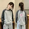 Camiseta de manga larga para niños con diseño de patchwork, nuevo estilo 2026, capa interior de forro polar cepillado para niñas, top de cuello redondo