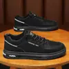 Nuevos zapatos de hombre para primavera y otoño, zapatos de trabajo transpirables para obras de construcción, zapatillas deportivas casuales versátiles y antideslizantes de moda para hombre