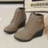 Botas de cuña de moda para mujer, talla grande, decoración de hebilla de cinturón, botines, nuevo estilo Otoño e Invierno 2026, cremallera lateral, Botas Martin de gamuza