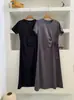 Vestido camiseta com amarração na cintura para mulheres, novo estilo verão 2026, ombro reto, toque de alta qualidade, vestido preto de comprimento médio para mulheres