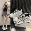 Tiktok Venda Quente Sapatos Europeus para Caminhada e Corrida 2026 Novo Retro Esportivo Funcional Outdoor Sapatos de Pai para Mulheres