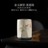 Conjunto de chá de porcelana azul e branca com detalhes vermelhos, apresentando seis itens essenciais para a cerimônia do chá, incluindo utensílios de chá, uma faca de chá, uma colher de chá e um clipe de chá.