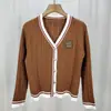 Nuevo Estilo Cárdigan de Punto Bordado Trenzado de Manga Larga Chanel Falda Plisada de Cintura Alta Traje de Cintura Ceñida Estilo Universitario Moderno