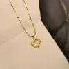 Corrente Versátil Colorida em Formato de Coração para Clavícula Feminina, Super Delicada, Doce e de Alto Padrão, Design de Nicho, Acessório de Corrente para Pescoço Levemente Luxuoso