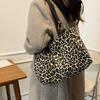 2025 Nuevo Más Fácil para Combinar Estilo Casual de Celebridad de Internet Perezosa Desplazamiento Gran Capacidad Bolso Estampado Leopardo Ins Bolso Cruzado de Hombro para Mujer