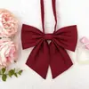 Pajarita JK estilo universitario flor de pluma gigante flor de raíz de cuello cruz cruzada corbata cuerda de cuello de estudiante femenina foto de graduación cinta