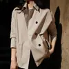 Elegante trench coat com toque de luxo, gola com pedrarias, acinturado, casaco curto feminino na cor cáqui, nova moda feminina para o outono de 2026