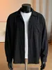 Camisa Masculina de Manga Longa com Gola Cubana Estilo Old Money, Camisa Básica Versátil de Primavera com Bolsos Canguru Texturizados, Jaqueta Vintage de Cor Sólida