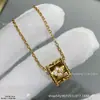 Van Cleef & Arpels Molde de Acero de Trébol Alhambra Borde de Perla Dorada V Diamante Incrustado Mecanizado de Precisión CNC Chapado en Oro Rosa de 18K Clavícula Mujer