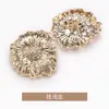 Botões Metálicos Decorativos Florais Costurados à Mão para Casacos, Trench Coats, Suéteres e Malhas com um Toque de Luxo