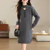 26 Novidades Coreanas Outono/Inverno: O vestido de tricô midi da moda deste ano, com caimento solto e chique sem esforço, perfeito para combinar com um casaco