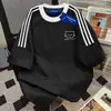 Camiseta Retrô Estilosa com Três Listras, Gola Redonda, Manga Curta para Homens e Mulheres, Verão 2025, Tops Casuais Soltos para Casais, Estilo Ins