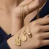 Collar de Acero Inoxidable con Colgante Chapado en Oro Retro para Mujer, Lujo Ligero, Sensación de Alta Gama, Cadena Versátil para Clavícula, Joyería de Diseño de Nicho