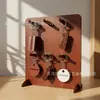 Un expositor vertical de madera con ensamblaje de espiga y mortaja para llaveros, colgantes y pequeños accesorios, organizador estilo vintage