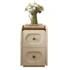 Mesita de noche ultradelgada con un diseño único en un estilo crema de nicho para uso doméstico en el dormitorio, nuevo modelo 2026, pequeño mueble de noche vintage de madera maciza