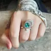 Nuevo Anillo de Cola de Pavo Real Esmeralda de Lujo Ligero de Gama Alta para Mujer Estilo de Corte Ins Versátil Joyería para Dedo Índice de la Mano