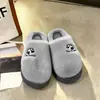 Invierno 2026 Nuevo Estilo Coreano Muñeco de Peluche con Bordado de Panda Lindo Artículo Popular Hogar Interior Exterior Cálido Niña Estudiante