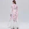 Foto Real de un Vestido Largo Estampado Vintage de Estilo Francés, Corte Ajustado, con Elegantes Mangas Abullonadas y Cinturón