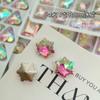 Joyería de uñas de diamante de fondo puntiagudo alto fijado rosa brocado flash Súper flash corazón torcido polvo de azúcar Diamante verde con forma especial pila de diamantes