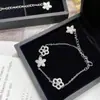 Pulsera de flor irregular súper hada VERA chapada en 18K Flash microincrustación circonita 3A borla mano para el cabello