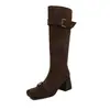 Botas de montaria femininas em camurça estilo coreano, novo modelo de outono, bico quadrado, salto médio grosso, com fivela de cinto e laço, botas finas que vão até o joelho