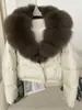 26 Nuevas Chaquetas de Plumas Cortas de Moda para Mujer Estilo Invierno para Figuras Pequeñas con Elegante Cuello Oversize de Piel de Zorro Real