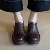 Em Estoque, Envia Imediatamente! Sapatos Femininos de Couro Estilo Britânico com Solas Grossas, Mocassins Slip-On com Tachas e Elástico