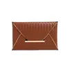 Bolsa de mano tejida de moda de nicho al por mayor para mujer 2025 Nuevo estilo de invierno Bolsita cuadrada pequeña de lujo ligero Bolsa tipo sobre de moda Estilo occidental