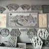 Relevo em Escultura de Pedra Janela Chinesa Vazada Flor de Parede Externa Pendurada Paisagem de Pedra Natural Wufu Flor das Quatro Estações Mural de Pedra Esculpida