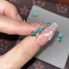 Pendientes de acero de titanio con diamante verde de trébol de cuatro hojas para mujer, mini pendientes de cartílago, pendientes aptos para dormir que no necesitan quitarse, cuidado de perforaciones, pendientes anticaída