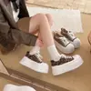 Zapatillas versátiles de otoño para estudiantes, zapatos casuales de suela gruesa para mujer, 2026, diseñados para figuras menudas, con una suela gruesa que aumenta la altura y un estampado de leopardo, estilo retro