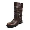 Botas vaqueras estilo punk con hebilla de remache de estación europea 2026 Tacón medio grueso Punta redonda Hebilla redonda Piel genuina Caña media para mujer