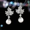 Pendientes retro transfronterizos de alta calidad al por mayor, elegantes y elegantes pendientes de perla de hoja de arce con diseño de nicho francés de alta calidad