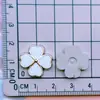 Serie Estilo Pequeño Chanel Etiquetas con Forma de Corazón, Imanes para Nevera de Flores Rosas, Hebillas para Zapatos, Pinzas para el Cabello, Pegatinas DIY para Fundas de Teléfono con Pegamento Crema