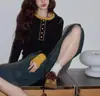 Camiseta Splicing Preta de Gola Redonda para Mulheres Outono 2025 Top Elegante de Alta Qualidade com Efeito Afinando a Cintura Manga Longa