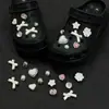 Accesorios perforados a juego para zapatos, decoraciones florales para zapatos, hebillas metálicas de alta gama con forma de mariposa y libélula para zapatos, decoraciones plateadas de jardín para DIY