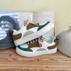 Gran Venta 2025 Primavera y Verano Nuevos Zapatos Blancos Versátiles para Mujer Estilo Coreano Tenis Zapatos Modernos para Estudiantes Planos Cuero Zapatos de Entrenamiento Alemanes