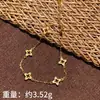É um Novo Modelo de Pulseira de Prata Esterlina 925 com Trevo da Sorte de Quatro Folhas e Cinco Folhas, Elegante e Versátil, com Strass e Acabamento Escovado, Joias Femininas de Luxo Leve