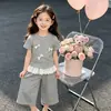 Conjunto de Verão Listrado para Meninas 2026 Novo Estilo Blusa de Manga Curta com Babados e Calças Flare Conjunto de Duas Peças para Bebês Meninas