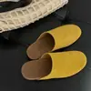 Nuevos Zapatos Casuales Semi-Abiertos para Mujer Primavera/Verano 2025 Estilo Retro Slip-Ons Perezosos Zapatos de Mujer Sandalias Planas Versátiles