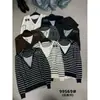 La única colección de otoño VI+ que presenta un look de dos piezas con capucha, de estilo coreano, minimalista, versátil, de bloques de color, suéter de punto de manga larga 99569