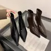 Botas de tornozelo femininas de salto alto e bico fino com zíper traseiro, nova coleção outono/inverno 2025, couro envernizado preto, estilosas e que afinam