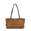 Nova bolsa de axila casual outono/inverno 2026, feita de camurça de couro bovino de alta qualidade, com alça longa, em estilo descontraído e projetada como uma bolsa de ombro