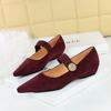 3683-2K92 Estilo Coreano Cuña de Tacón Bajo Todo Terreno Gamuza Boca Baja Banda Elástica Decorativa Metálica Zapatos de Una Sola Capa para Mujer