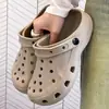 2026 Novos Sapatos Respiráveis com Furos de Verão para Sair Salto Baixo Desenho Animado de Enfermeira Casal Fofo Sandálias Fechadas